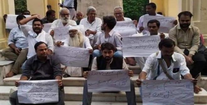 dharna-against-gandhi-statue-invandalised-in-UP-826x420