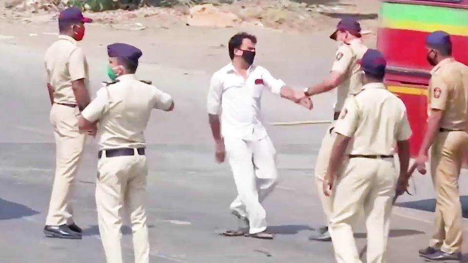 h9-indian-police-beat-curfeww-violatros