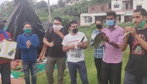 सरकार को जगाने के लिए बेरोजगारों ने बजाई ताली थाली और शंख - Shabd Rath