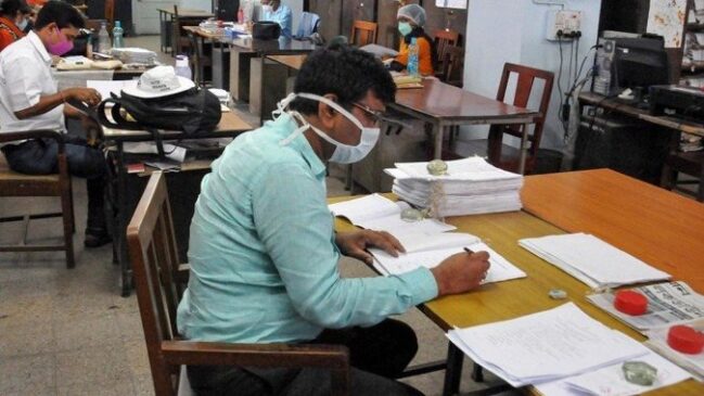 state-government-employees-resume-working-at-public-service-commission-office-since-the-inception-of-lockdown-during-the-fifth-phase-of-covid-19-lockdown-in-kolkata_1591815320