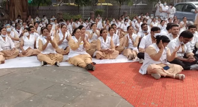 delhi-nurses-protest-
